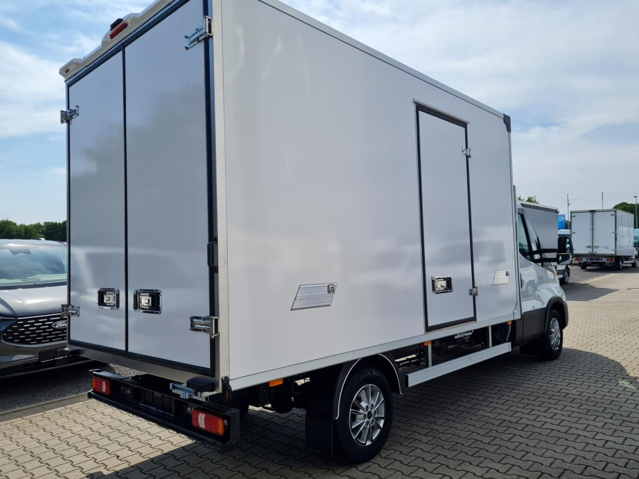 Iveco DAILY 35S18 Koffer Automatik ALU KAMERA NAVI TEMPOMAT - Kapalı kasa kamyonet: fotoğraf 4 Iveco DAILY 35S18 Koffer Automatik ALU KAMERA NAVI TEMPOMAT - Kapalı kasa kamyonet: fotoğraf 4