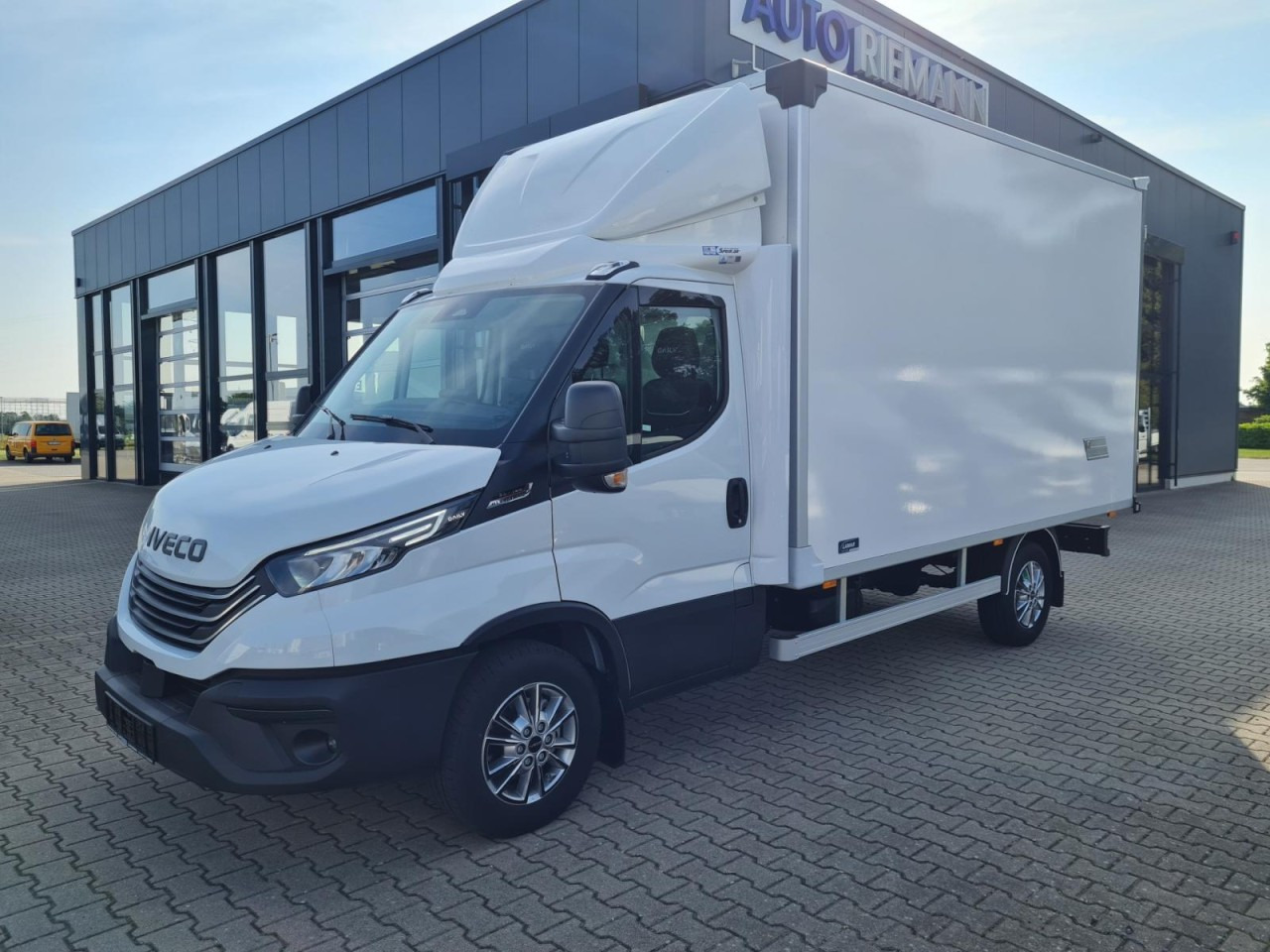 Iveco DAILY 35S18 Koffer Hi MATIC ALU KAMERA NAVI TEMPOMAT - Kapalı kasa kamyonet: fotoğraf 3 Iveco DAILY 35S18 Koffer Hi MATIC ALU KAMERA NAVI TEMPOMAT - Kapalı kasa kamyonet: fotoğraf 3