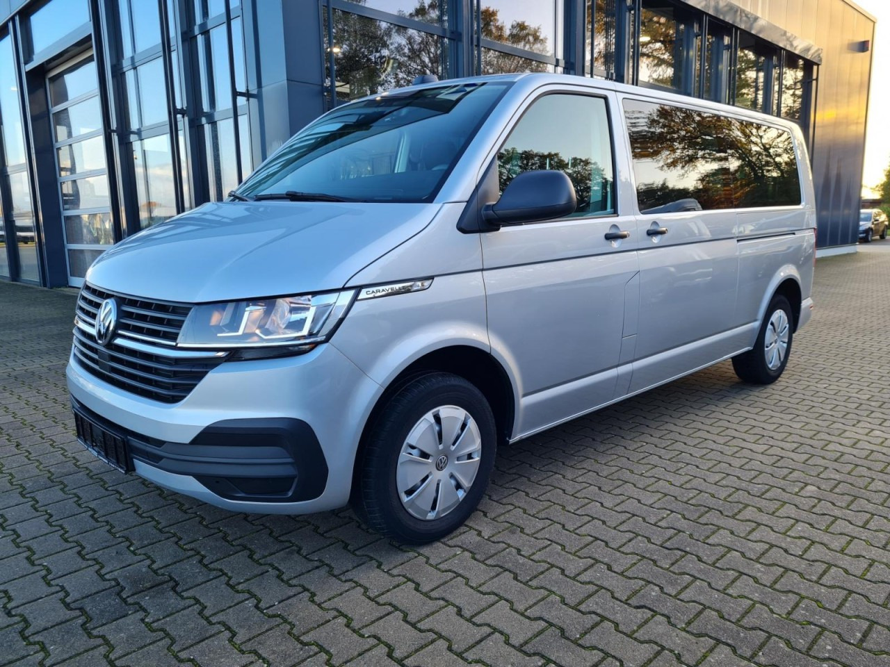 Volkswagen T6.1 Caravelle TDI lang 9 Sitzer 2 Schiebetüren Trendl. - Minibüs, Minivan: fotoğraf 1 Volkswagen T6.1 Caravelle TDI lang 9 Sitzer 2 Schiebetüren Trendl. - Minibüs, Minivan: fotoğraf 1