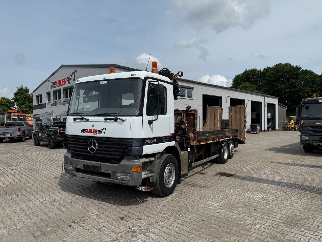 Mercedes-Benz 2535 Actros MP1 Baumaschinentransporter mit Kran und Rampen - Araba taşıyıcı kamyon, Vinçli kamyon: fotoğraf 2 Mercedes-Benz 2535 Actros MP1 Baumaschinentransporter mit Kran und Rampen - Araba taşıyıcı kamyon, Vinçli kamyon: fotoğraf 2