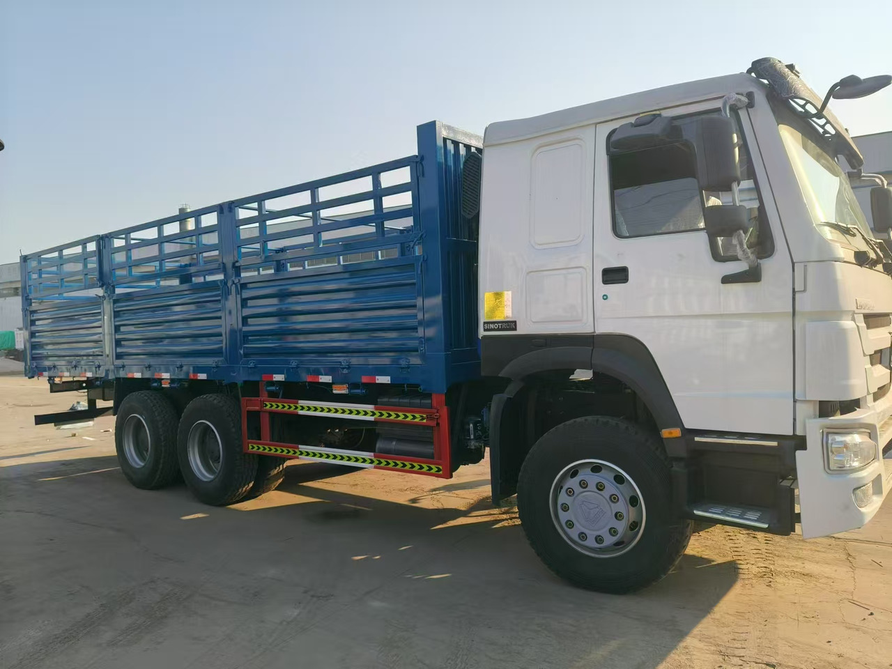Sinotruk HOWO 371 6*4 Fence truck - Sal/ Açık kasa kamyon: fotoğraf 2 Sinotruk HOWO 371 6*4 Fence truck - Sal/ Açık kasa kamyon: fotoğraf 2