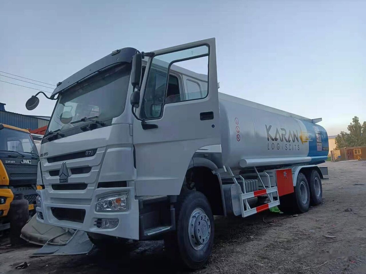 Sinotruk HOWO 6*4 Fuel Tank Truck - Tanker kamyon: fotoğraf 1 Sinotruk HOWO 6*4 Fuel Tank Truck - Tanker kamyon: fotoğraf 1