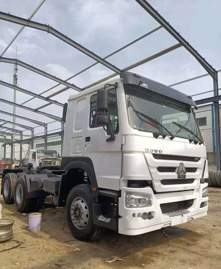 Sinotruk HOWO 6*4 Tractor - Konteynır taşıyıcı/ Yedek karoser kamyon: fotoğraf 3 Sinotruk HOWO 6*4 Tractor - Konteynır taşıyıcı/ Yedek karoser kamyon: fotoğraf 3
