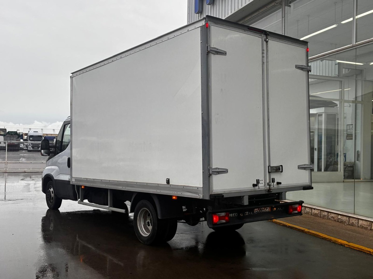 Caja cerrada IVECO 35C16 20m3 con puertas traseras - Kapalı kasa kamyonet: fotoğraf 4 Caja cerrada IVECO 35C16 20m3 con puertas traseras - Kapalı kasa kamyonet: fotoğraf 4