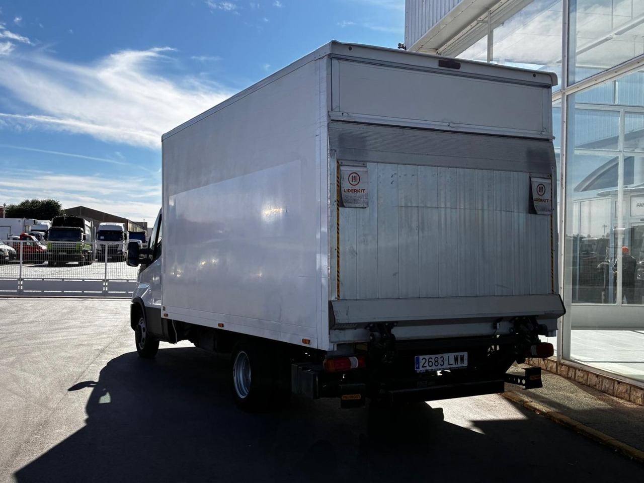 Caja cerrada con plataforma elevadora IVECO 35C14 20m3 con puerta lateral - Kapalı kasa kamyonet: fotoğraf 4 Caja cerrada con plataforma elevadora IVECO 35C14 20m3 con puerta lateral - Kapalı kasa kamyonet: fotoğraf 4