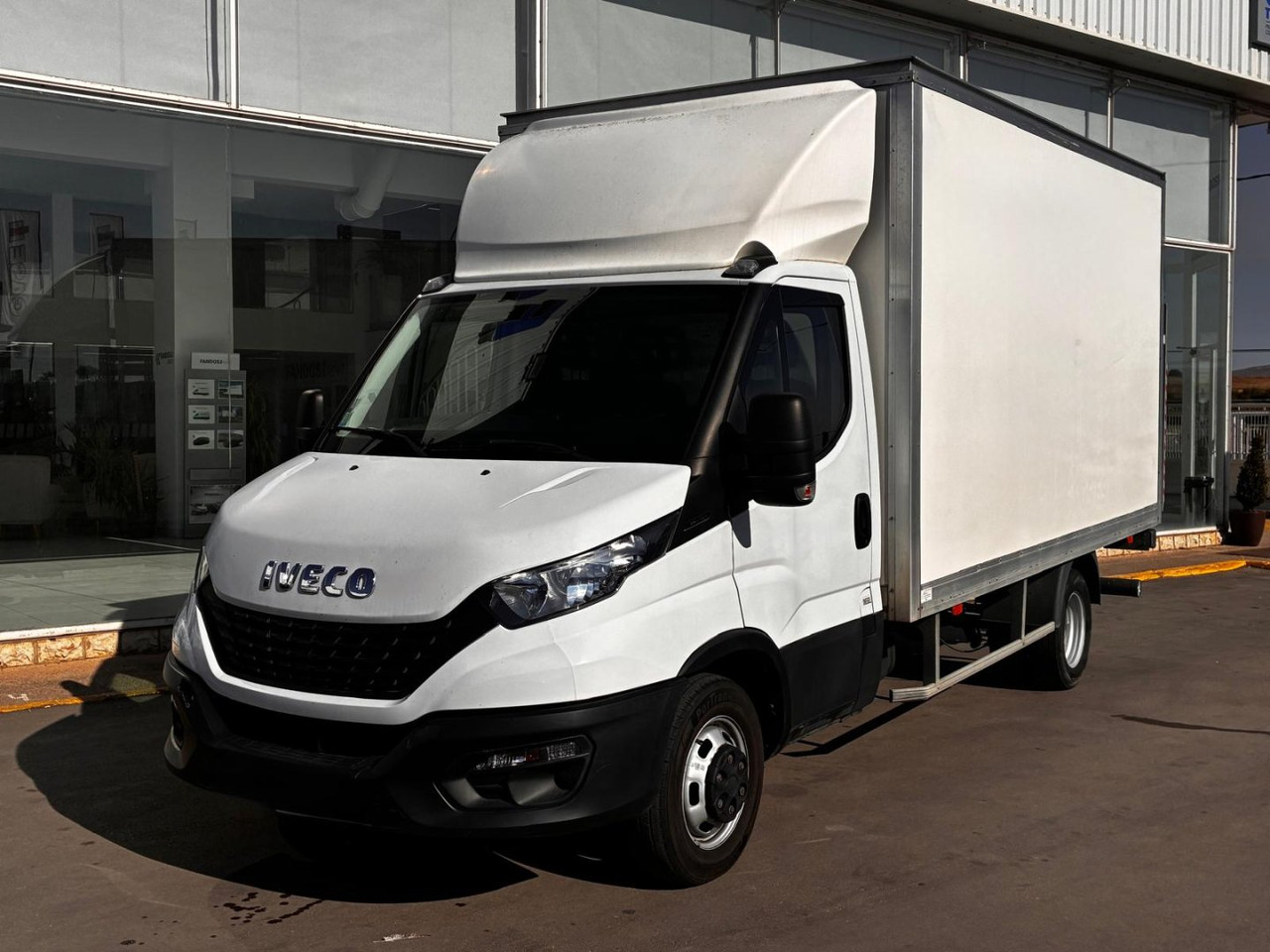 Caja cerrada con plataforma elevadora IVECO 35C16 20m3 - Kapalı kasa kamyonet: fotoğraf 1 Caja cerrada con plataforma elevadora IVECO 35C16 20m3 - Kapalı kasa kamyonet: fotoğraf 1