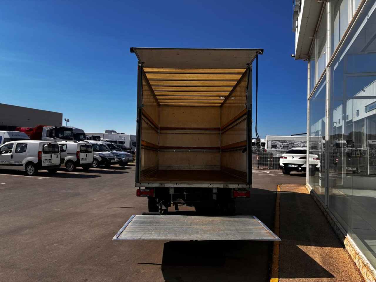 Caja cerrada con plataforma elevadora IVECO 35C16 20m3 - Kapalı kasa kamyonet: fotoğraf 5 Caja cerrada con plataforma elevadora IVECO 35C16 20m3 - Kapalı kasa kamyonet: fotoğraf 5