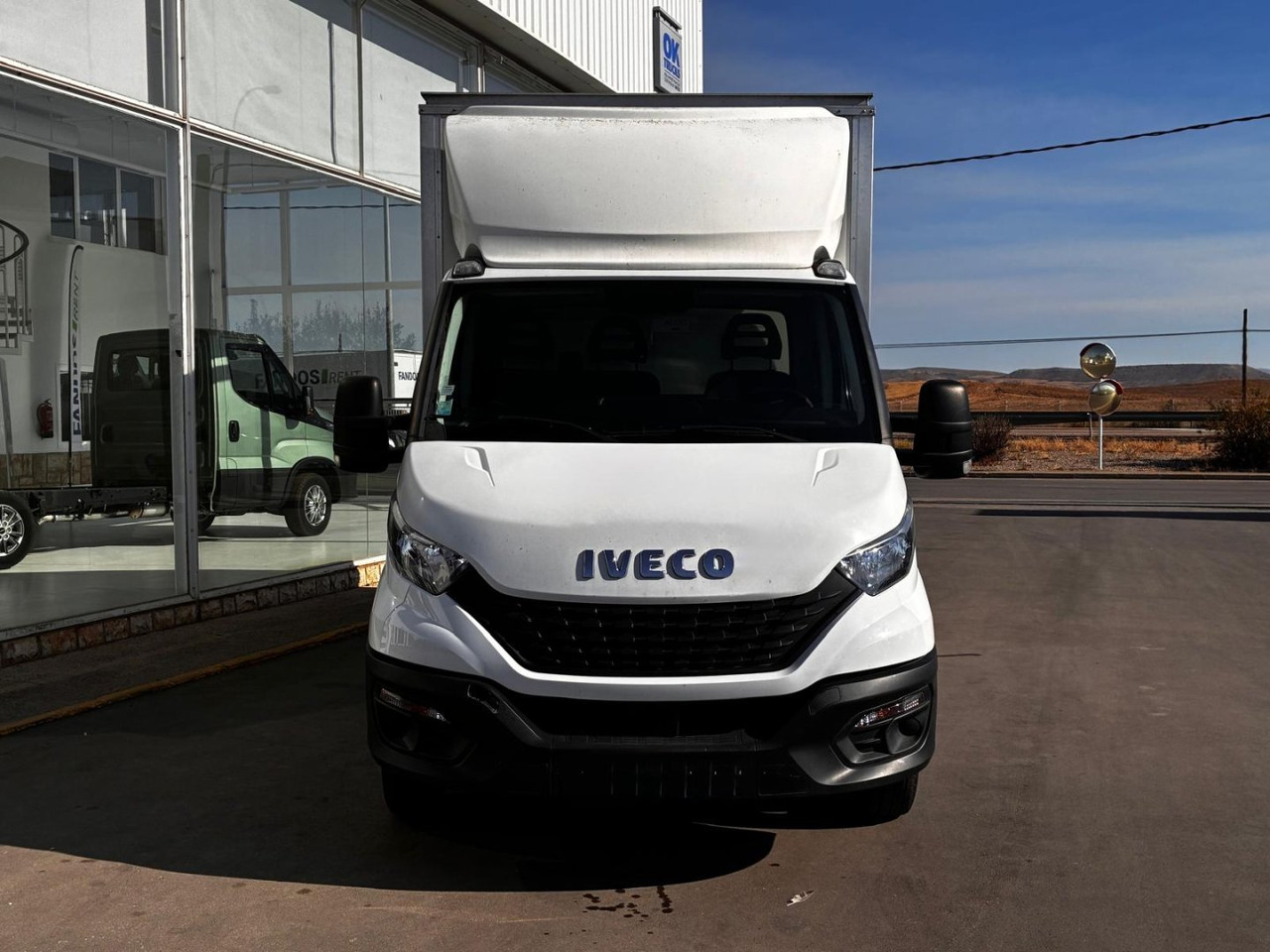 Caja cerrada con plataforma elevadora IVECO 35C16 20m3 - Kapalı kasa kamyonet: fotoğraf 2 Caja cerrada con plataforma elevadora IVECO 35C16 20m3 - Kapalı kasa kamyonet: fotoğraf 2
