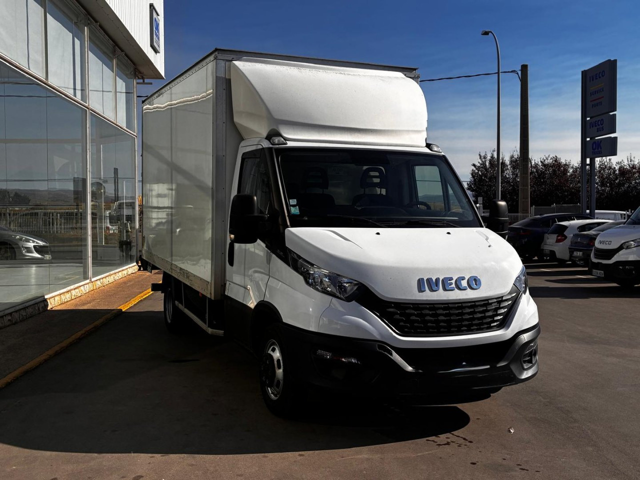 Caja cerrada con plataforma elevadora IVECO 35C16 20m3 - Kapalı kasa kamyonet: fotoğraf 3 Caja cerrada con plataforma elevadora IVECO 35C16 20m3 - Kapalı kasa kamyonet: fotoğraf 3