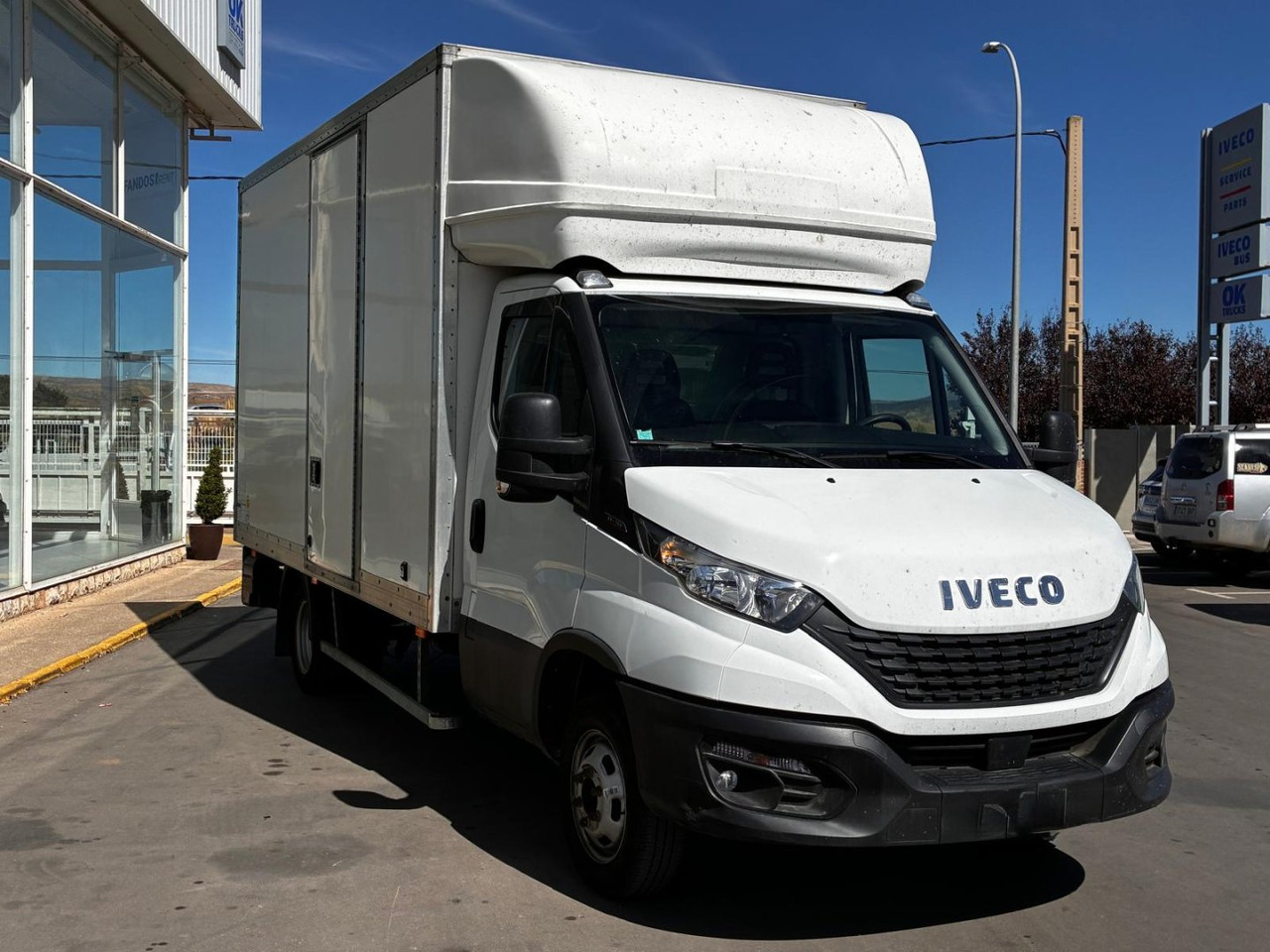 Caja cerrada con plataforma elevadora IVECO 35C16 20m3 con puerta lateral - Kapalı kasa kamyonet: fotoğraf 3 Caja cerrada con plataforma elevadora IVECO 35C16 20m3 con puerta lateral - Kapalı kasa kamyonet: fotoğraf 3