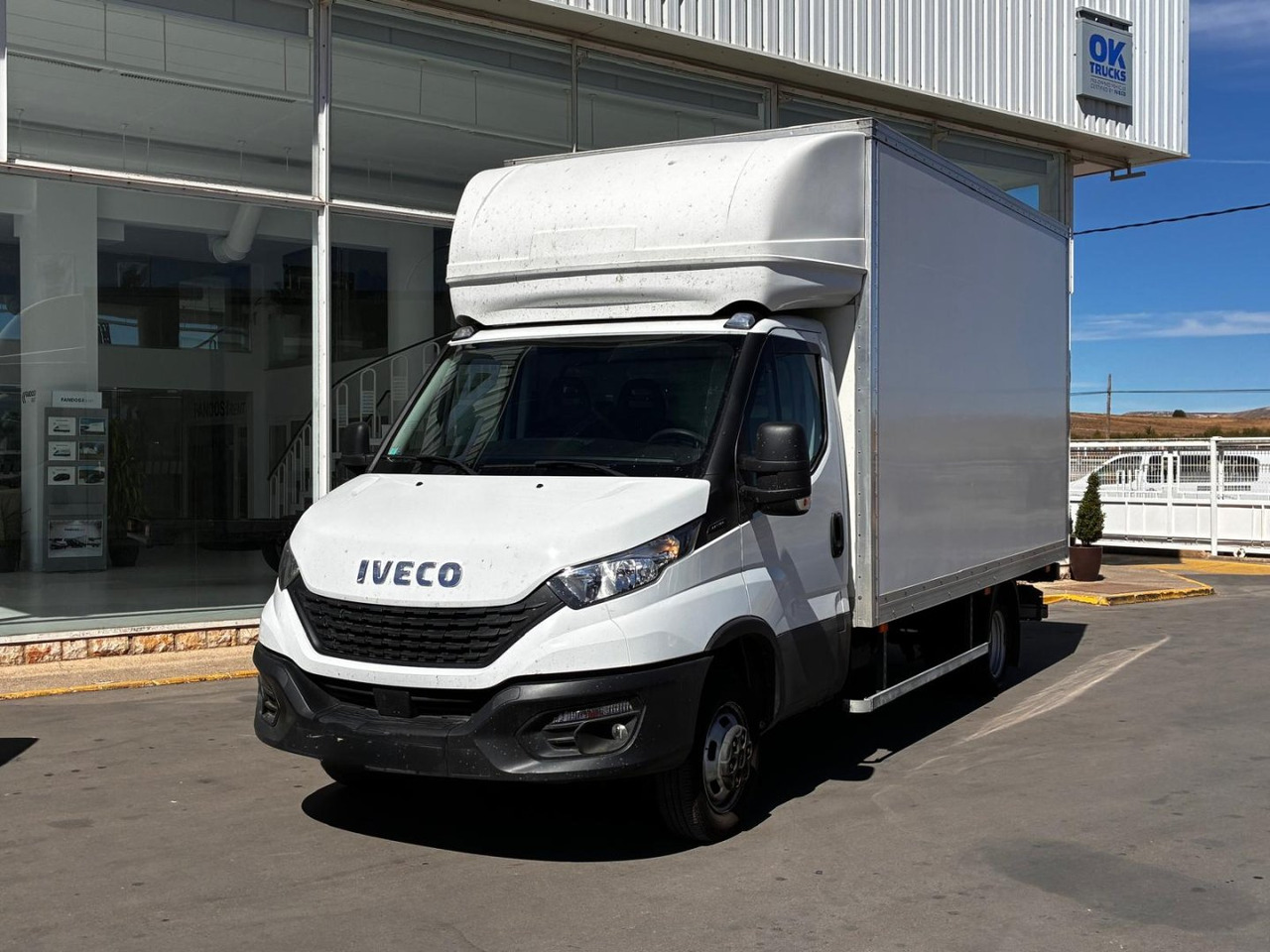 Caja cerrada con plataforma elevadora IVECO 35C16 20m3 con puerta lateral - Kapalı kasa kamyonet: fotoğraf 1 Caja cerrada con plataforma elevadora IVECO 35C16 20m3 con puerta lateral - Kapalı kasa kamyonet: fotoğraf 1