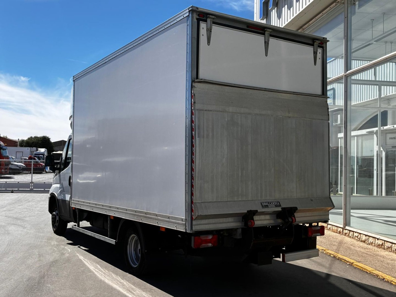 Caja cerrada con plataforma elevadora IVECO 35C16 20m3 con puerta lateral - Kapalı kasa kamyonet: fotoğraf 4 Caja cerrada con plataforma elevadora IVECO 35C16 20m3 con puerta lateral - Kapalı kasa kamyonet: fotoğraf 4