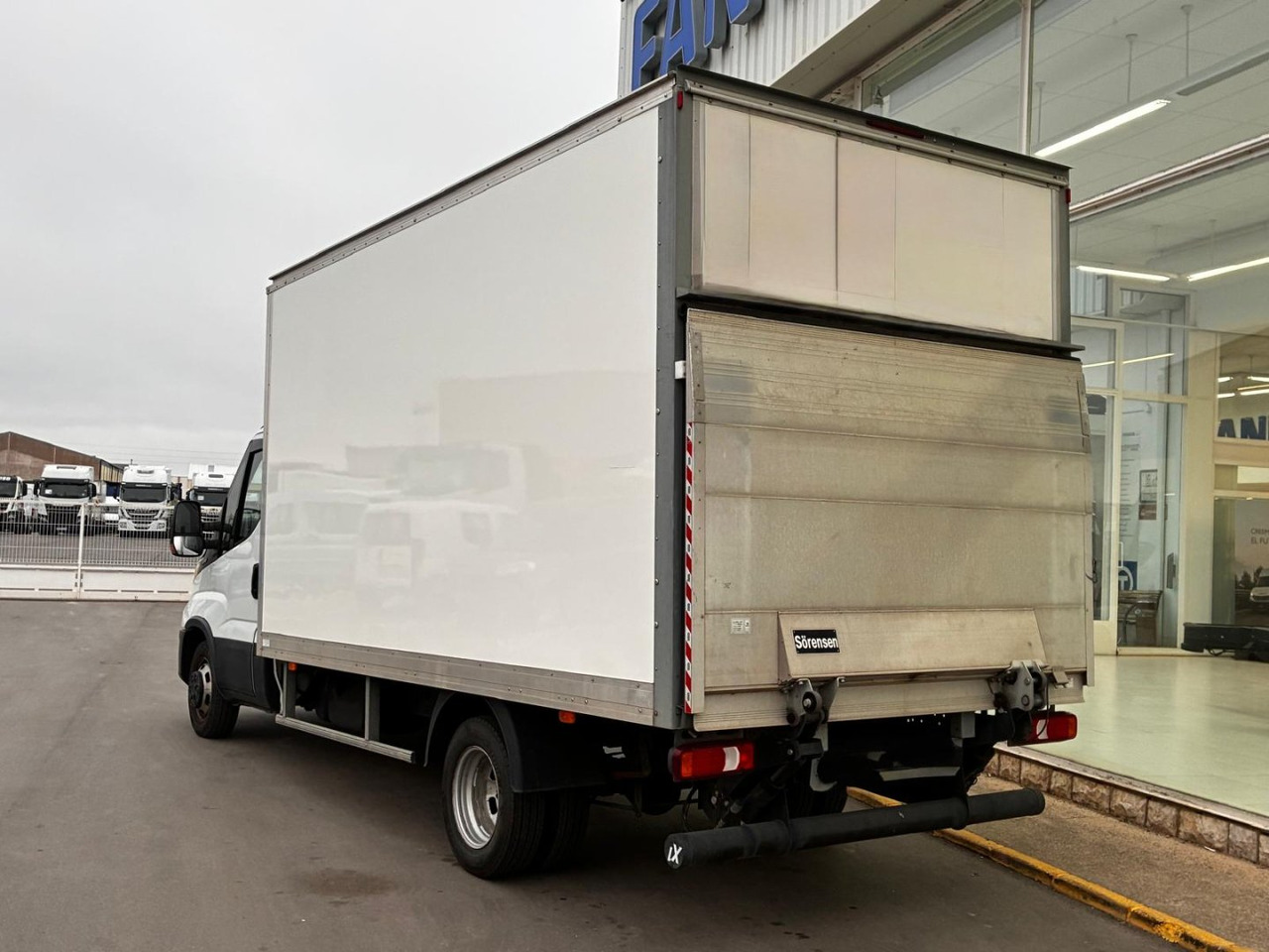Caja cerrada con plataforma elevadora IVECO 35C16 3.0 20m3 - Kapalı kasa kamyonet: fotoğraf 4 Caja cerrada con plataforma elevadora IVECO 35C16 3.0 20m3 - Kapalı kasa kamyonet: fotoğraf 4