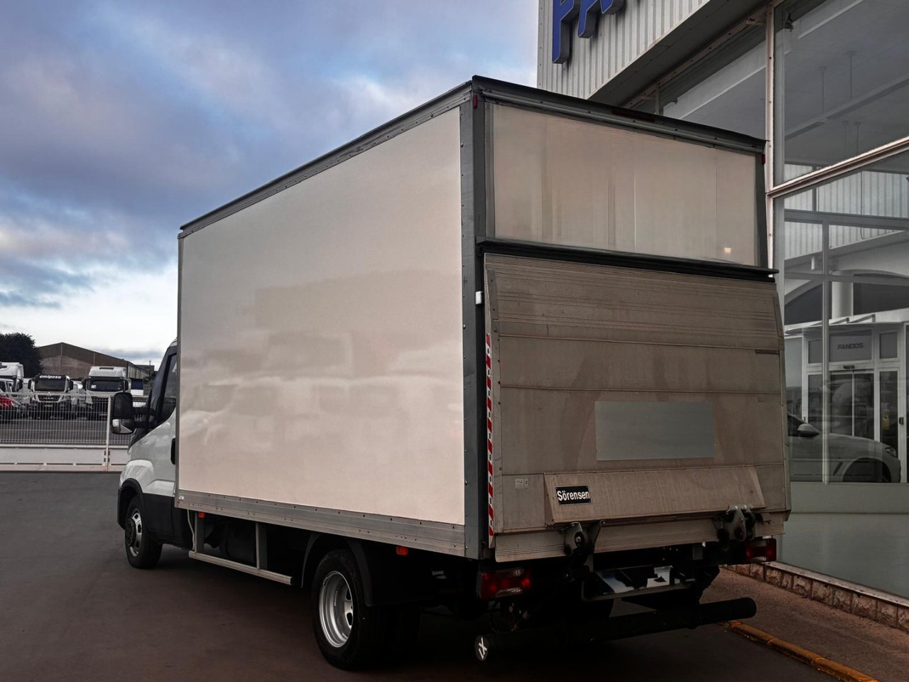 Caja cerrada con plataforma elevadora IVECO 35C16 3.0 20m3 - Kapalı kasa kamyonet: fotoğraf 4 Caja cerrada con plataforma elevadora IVECO 35C16 3.0 20m3 - Kapalı kasa kamyonet: fotoğraf 4