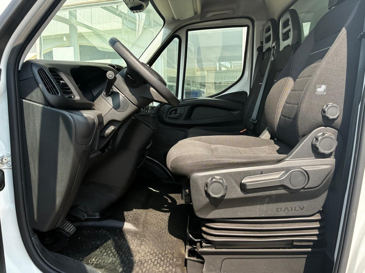 Kapalı kasa kamyonet Caja cerrada con plataforma elevadora IVECO 35C16 3.0 20m3: fotoğraf 7