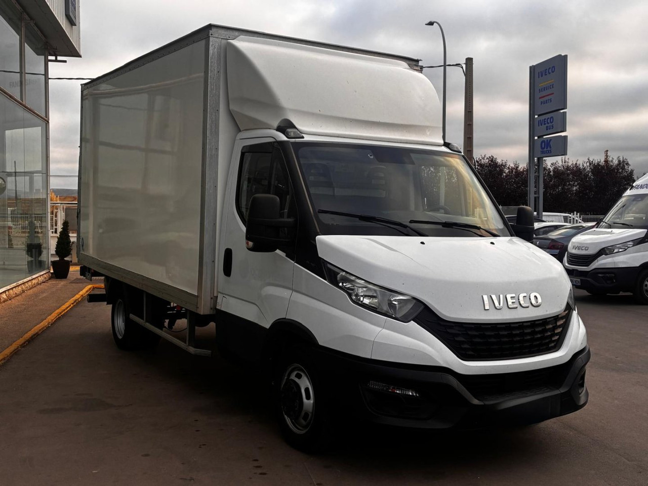 Caja cerrada con plataforma elevadora IVECO 35C16 3.0 20m3 - Kapalı kasa kamyonet: fotoğraf 3 Caja cerrada con plataforma elevadora IVECO 35C16 3.0 20m3 - Kapalı kasa kamyonet: fotoğraf 3