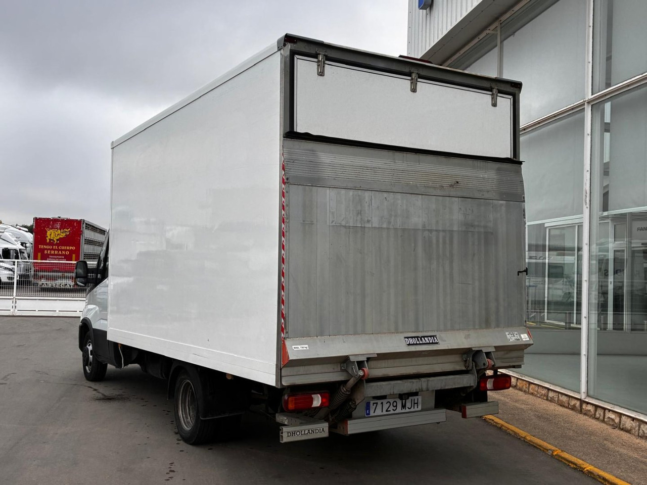 Caja cerrada con plataforma elevadora IVECO 35C16 3.0 20m3 con puerta lateral - Kapalı kasa kamyonet: fotoğraf 4 Caja cerrada con plataforma elevadora IVECO 35C16 3.0 20m3 con puerta lateral - Kapalı kasa kamyonet: fotoğraf 4
