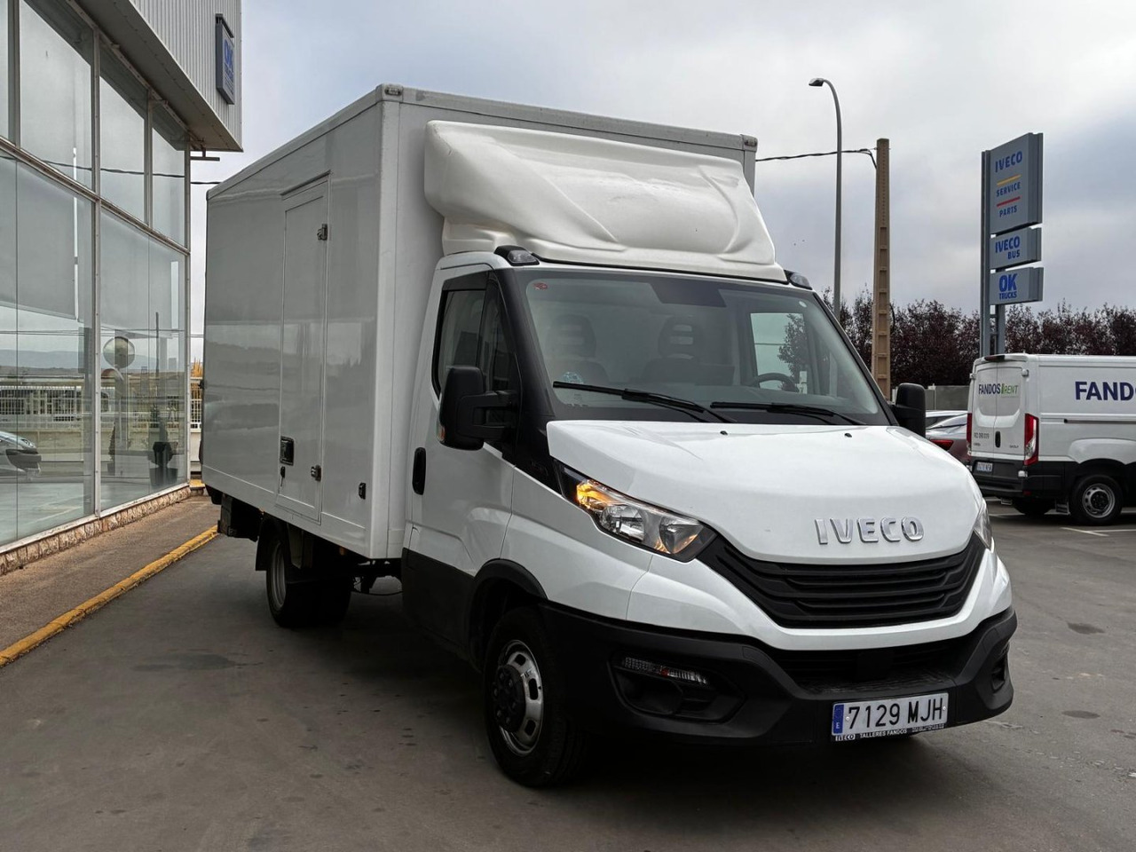 Caja cerrada con plataforma elevadora IVECO 35C16 3.0 20m3 con puerta lateral - Kapalı kasa kamyonet: fotoğraf 3 Caja cerrada con plataforma elevadora IVECO 35C16 3.0 20m3 con puerta lateral - Kapalı kasa kamyonet: fotoğraf 3
