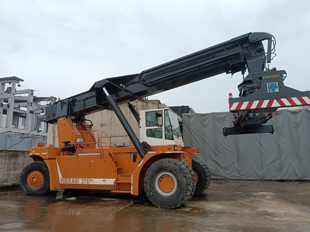 CVS FERRARRI 278 F278.6 - Reachstacker: fotoğraf 1 CVS FERRARRI 278 F278.6 - Reachstacker: fotoğraf 1