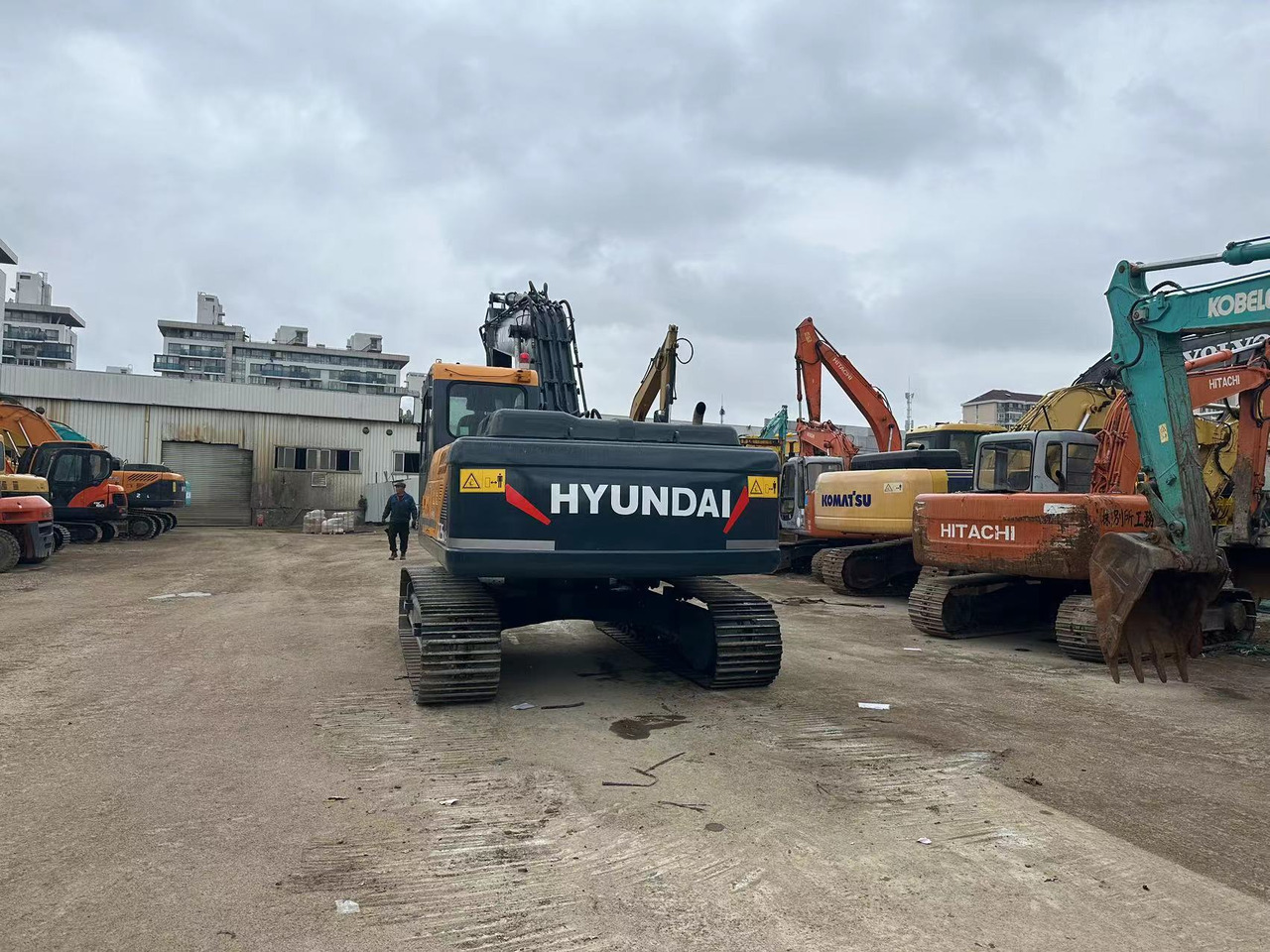 HYUNDAI 225 LC - 9T 225LC-9T 220LC-9S 305LC - 9T - Paletli ekskavatör: fotoğraf 4 HYUNDAI 225 LC - 9T 225LC-9T 220LC-9S 305LC - 9T - Paletli ekskavatör: fotoğraf 4