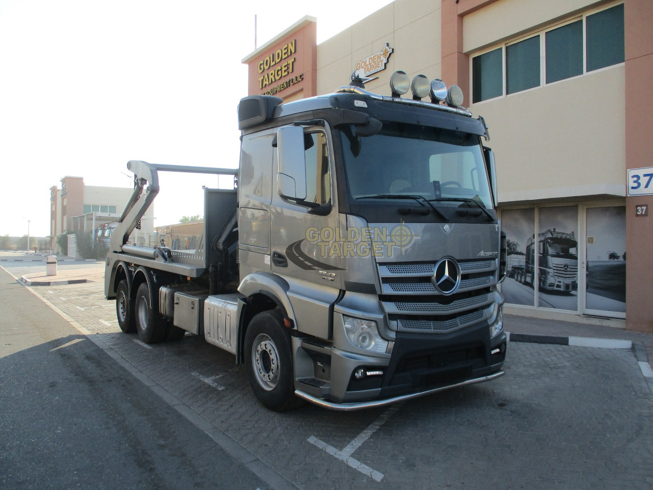 MERCEDES-BENZ 2642 6×2 DOUBLE SKIP LOADER with HIAB Crane - Hidrolift kamyon: fotoğraf 1 MERCEDES-BENZ 2642 6×2 DOUBLE SKIP LOADER with HIAB Crane - Hidrolift kamyon: fotoğraf 1