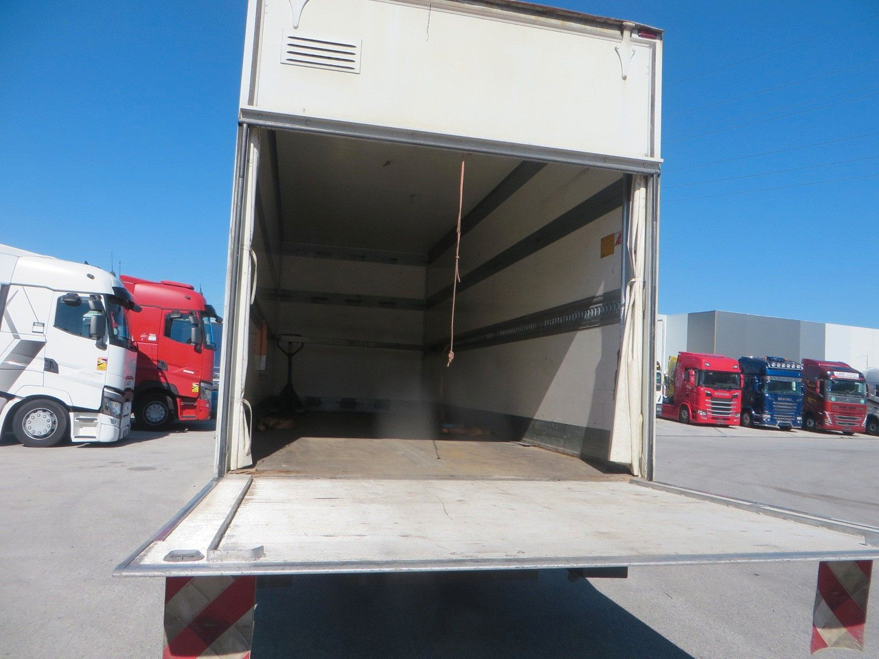 Mercedes-Benz Atego 1024 Box body with tail lift - Kapalı kasa kamyon: fotoğraf 5 Mercedes-Benz Atego 1024 Box body with tail lift - Kapalı kasa kamyon: fotoğraf 5