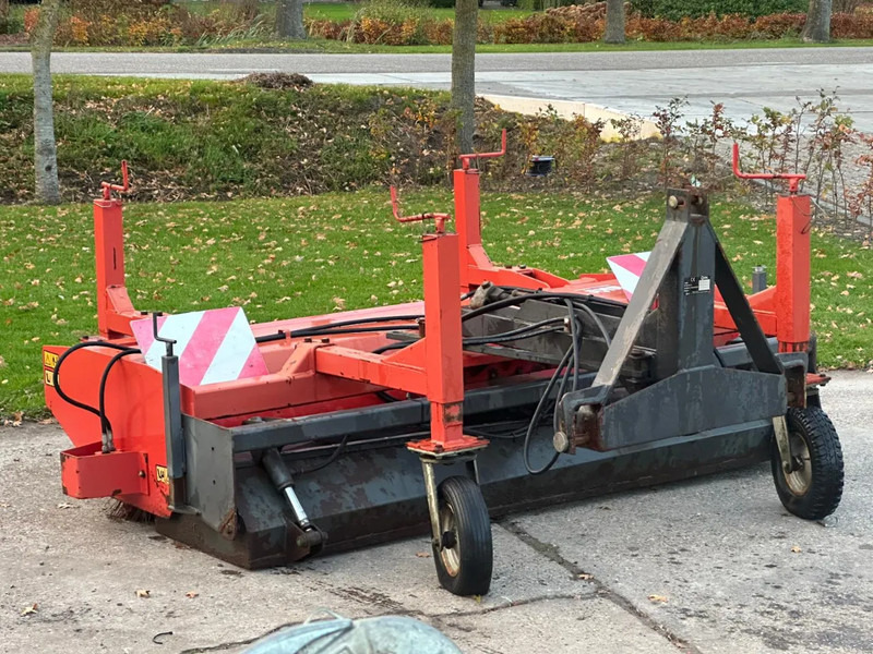 Hekamp Veegmachine met opvangbak Hydraulisch borstel - Traktör: fotoğraf 1 Hekamp Veegmachine met opvangbak Hydraulisch borstel - Traktör: fotoğraf 1