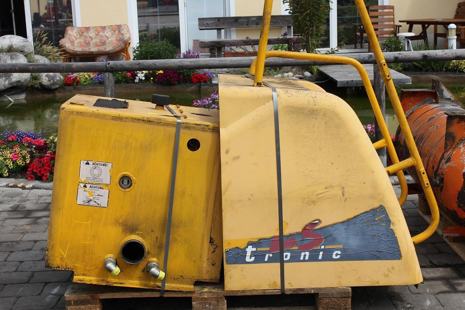 Furukawa 735 - Hidrolik depo - İş makinaları: fotoğraf 2 Furukawa 735 - Hidrolik depo - İş makinaları: fotoğraf 2
