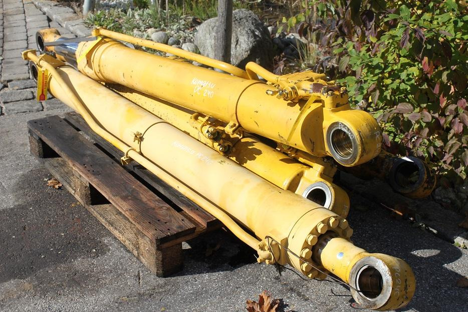 Komatsu PC 240 - Hidrolik silindir - İş makinaları: fotoğraf 4 Komatsu PC 240 - Hidrolik silindir - İş makinaları: fotoğraf 4