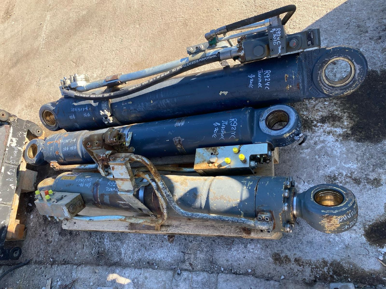 Liebherr R 924 C - Hidrolik silindir - İş makinaları: fotoğraf 4 Liebherr R 924 C - Hidrolik silindir - İş makinaları: fotoğraf 4