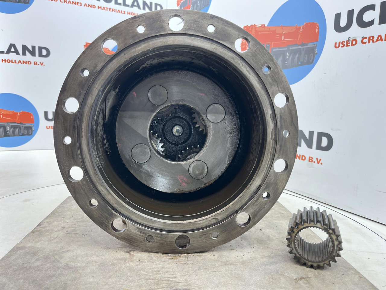 Krupp KMK 8350 planetary gear 22-25-74-40-4pl-H185-46 - Yürüyüş motoru - Mobil vinç: fotoğraf 4 Krupp KMK 8350 planetary gear 22-25-74-40-4pl-H185-46 - Yürüyüş motoru - Mobil vinç: fotoğraf 4
