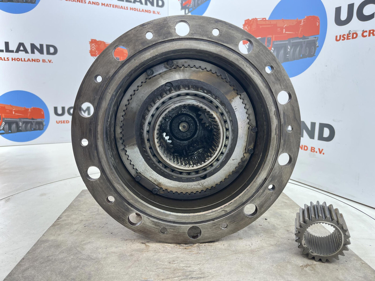 Krupp KMK 8350 planetary gear 22-25-74-40-4pl-H185-46 - Yürüyüş motoru - Mobil vinç: fotoğraf 5 Krupp KMK 8350 planetary gear 22-25-74-40-4pl-H185-46 - Yürüyüş motoru - Mobil vinç: fotoğraf 5