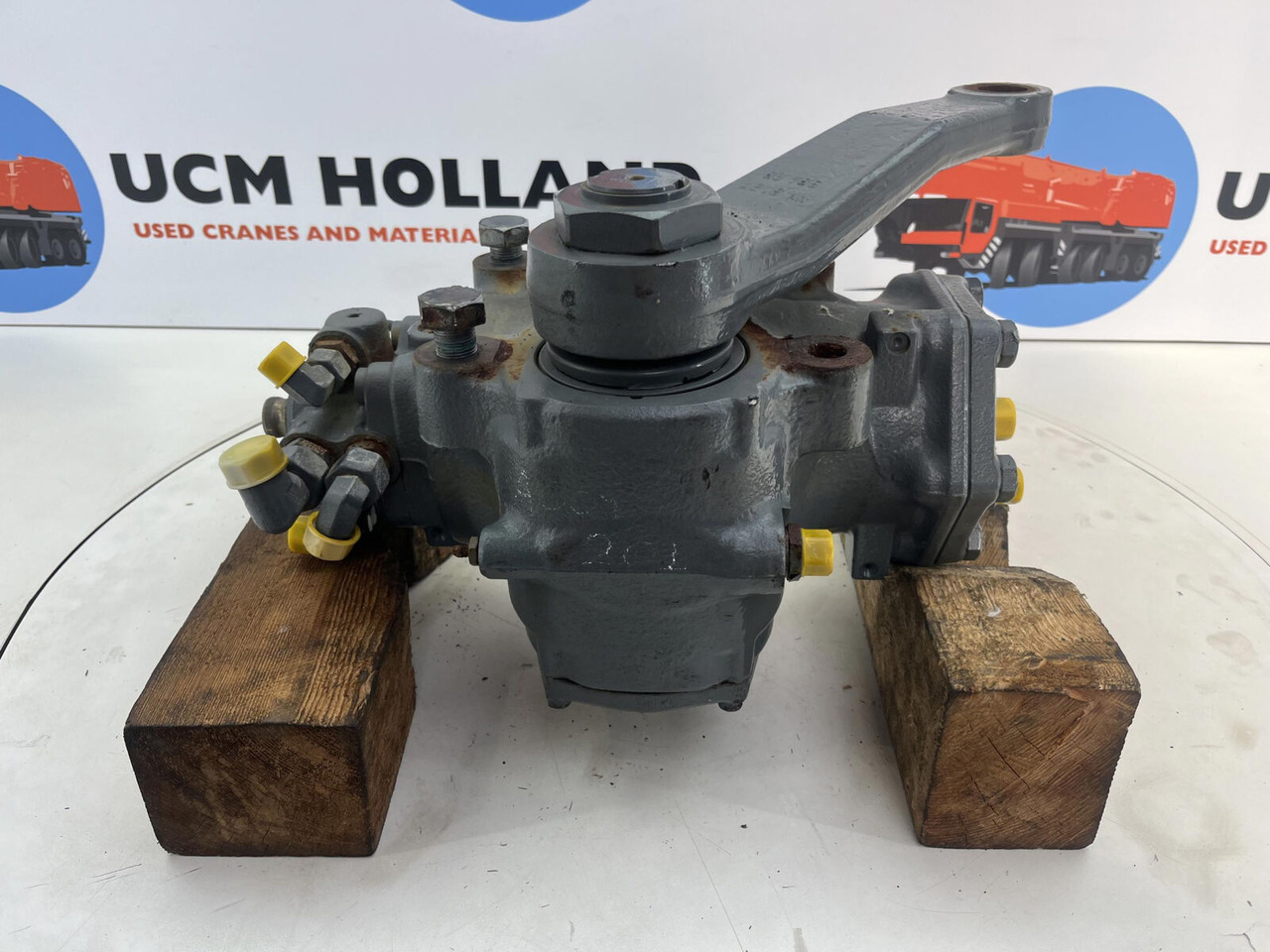 Liebherr LTM 1130-5.1 steering box - Direksiyon kutusu - Mobil vinç: fotoğraf 1 Liebherr LTM 1130-5.1 steering box - Direksiyon kutusu - Mobil vinç: fotoğraf 1