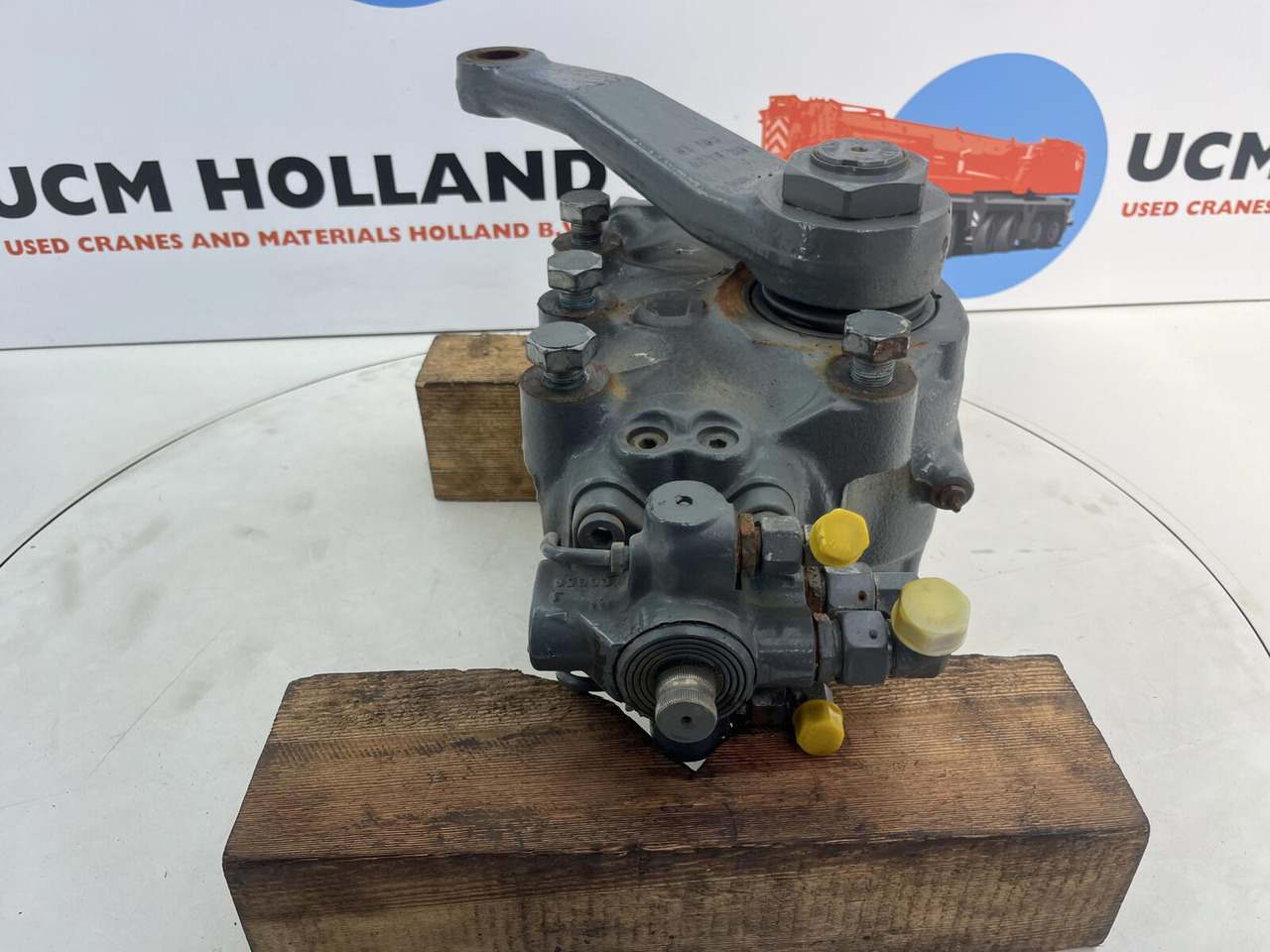 Liebherr LTM 1130-5.1 steering box - Direksiyon kutusu - Mobil vinç: fotoğraf 2 Liebherr LTM 1130-5.1 steering box - Direksiyon kutusu - Mobil vinç: fotoğraf 2