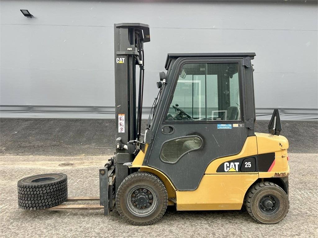 CAT DP 25 NT - Dizel forklift: fotoğraf 1 CAT DP 25 NT - Dizel forklift: fotoğraf 1