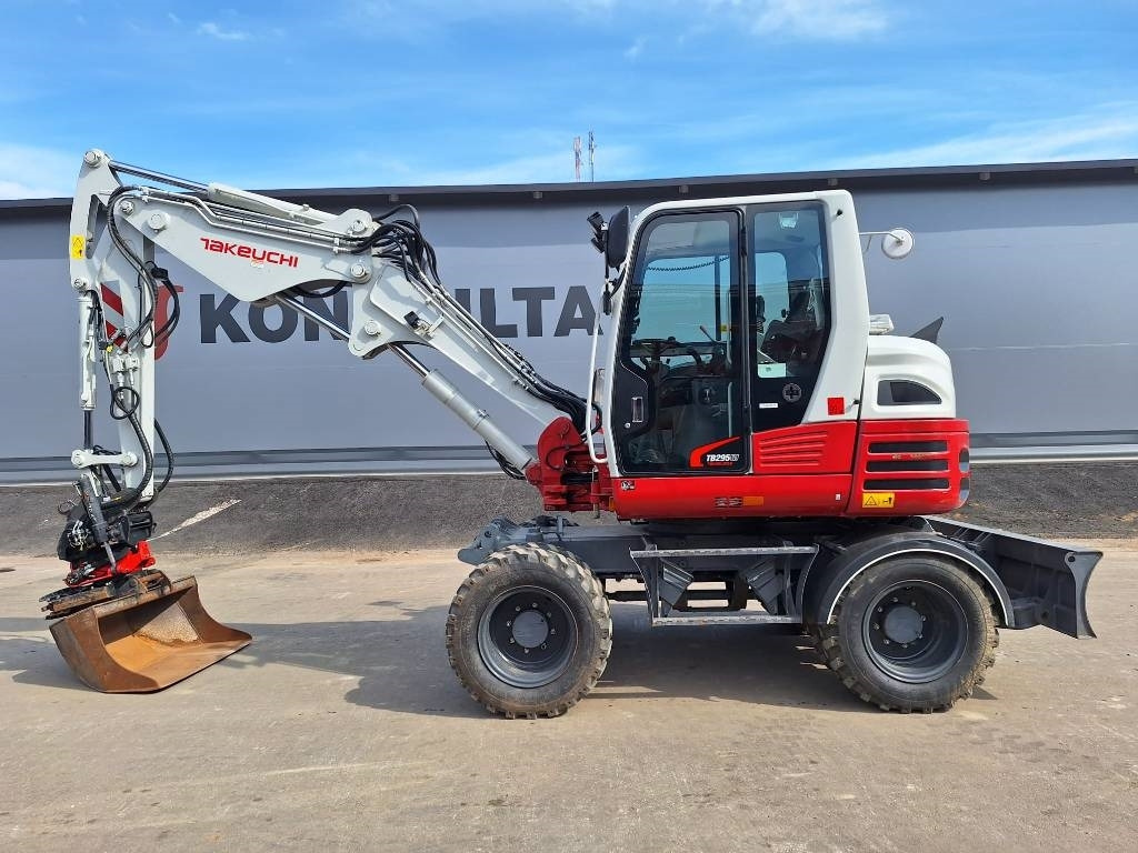 Takeuchi TB295W KÄRRY, PYÖRITTÄJÄ, 5-KAUHAA - Tekerlekli ekskavatör: fotoğraf 1 Takeuchi TB295W KÄRRY, PYÖRITTÄJÄ, 5-KAUHAA - Tekerlekli ekskavatör: fotoğraf 1