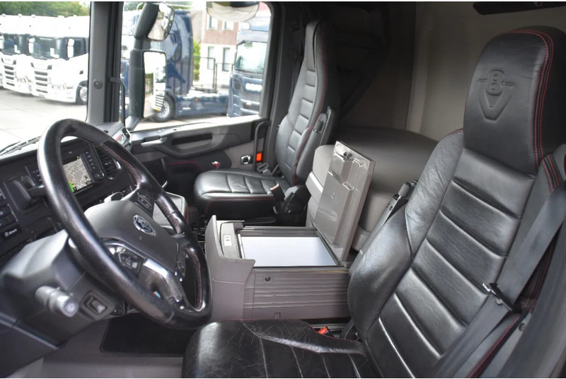 Scania R520 V8 NGS 6x2/4 - 701 TKM - NAVI - LEATHER SEATS - ALCOA'S - LED LIGHTS - TOP CONDITION - - Çekici: fotoğraf 5 Scania R520 V8 NGS 6x2/4 - 701 TKM - NAVI - LEATHER SEATS - ALCOA'S - LED LIGHTS - TOP CONDITION - - Çekici: fotoğraf 5