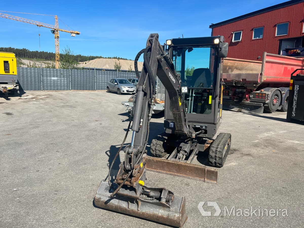 Grävmaskin Volvo EC18D med maskintrailer och redskap - Paletli ekskavatör: fotoğraf 3 Grävmaskin Volvo EC18D med maskintrailer och redskap - Paletli ekskavatör: fotoğraf 3