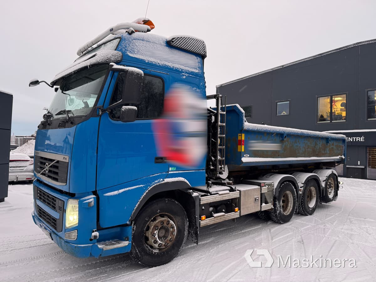 Lastväxlare Volvo FH470 tridem med grusflak - Kancalı yükleyici kamyon: fotoğraf 1 Lastväxlare Volvo FH470 tridem med grusflak - Kancalı yükleyici kamyon: fotoğraf 1