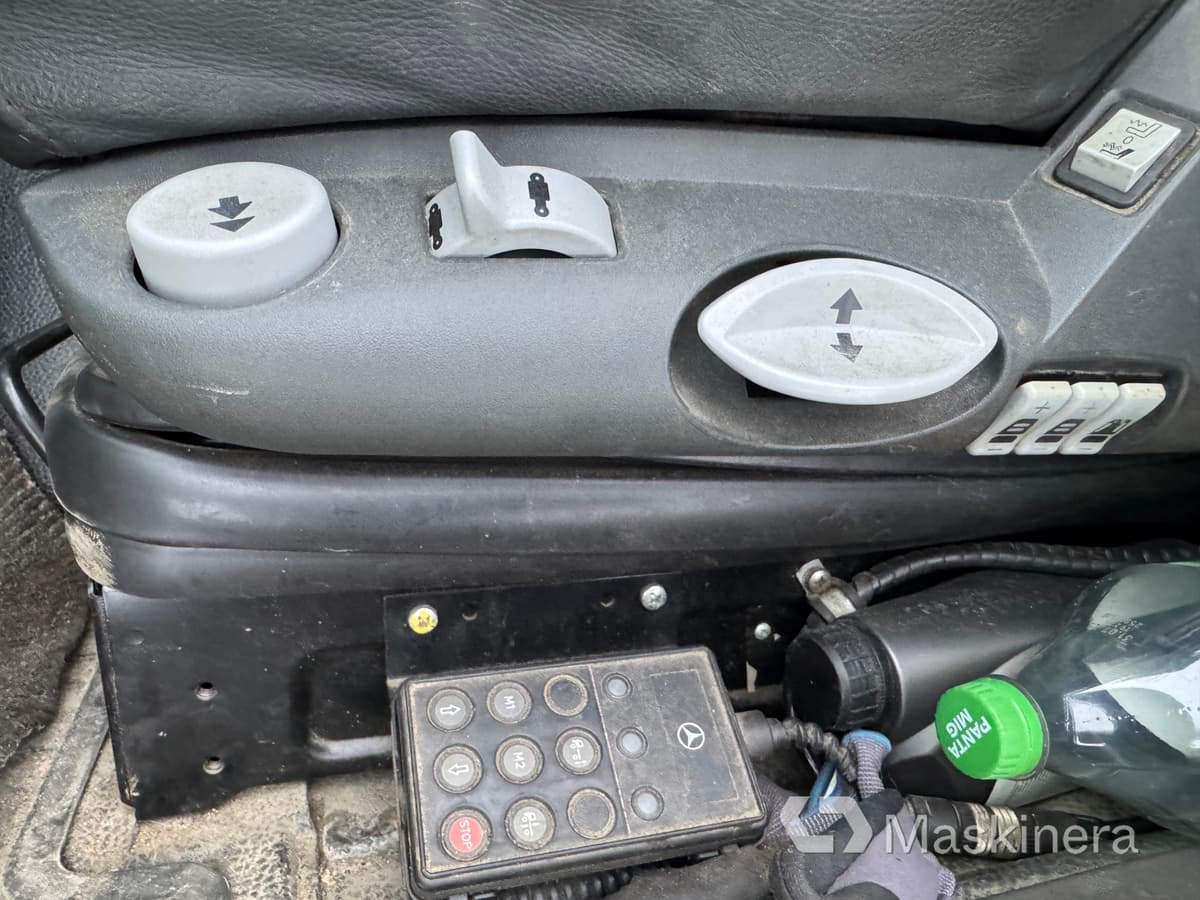 Kancalı yükleyici kamyon Mercedes-Benz Actros 2548 L Lastväxlare Mercedes-Benz 2548 L med flak: fotoğraf 12 Kancalı yükleyici kamyon Mercedes-Benz Actros 2548 L Lastväxlare Mercedes-Benz 2548 L med flak: fotoğraf 12