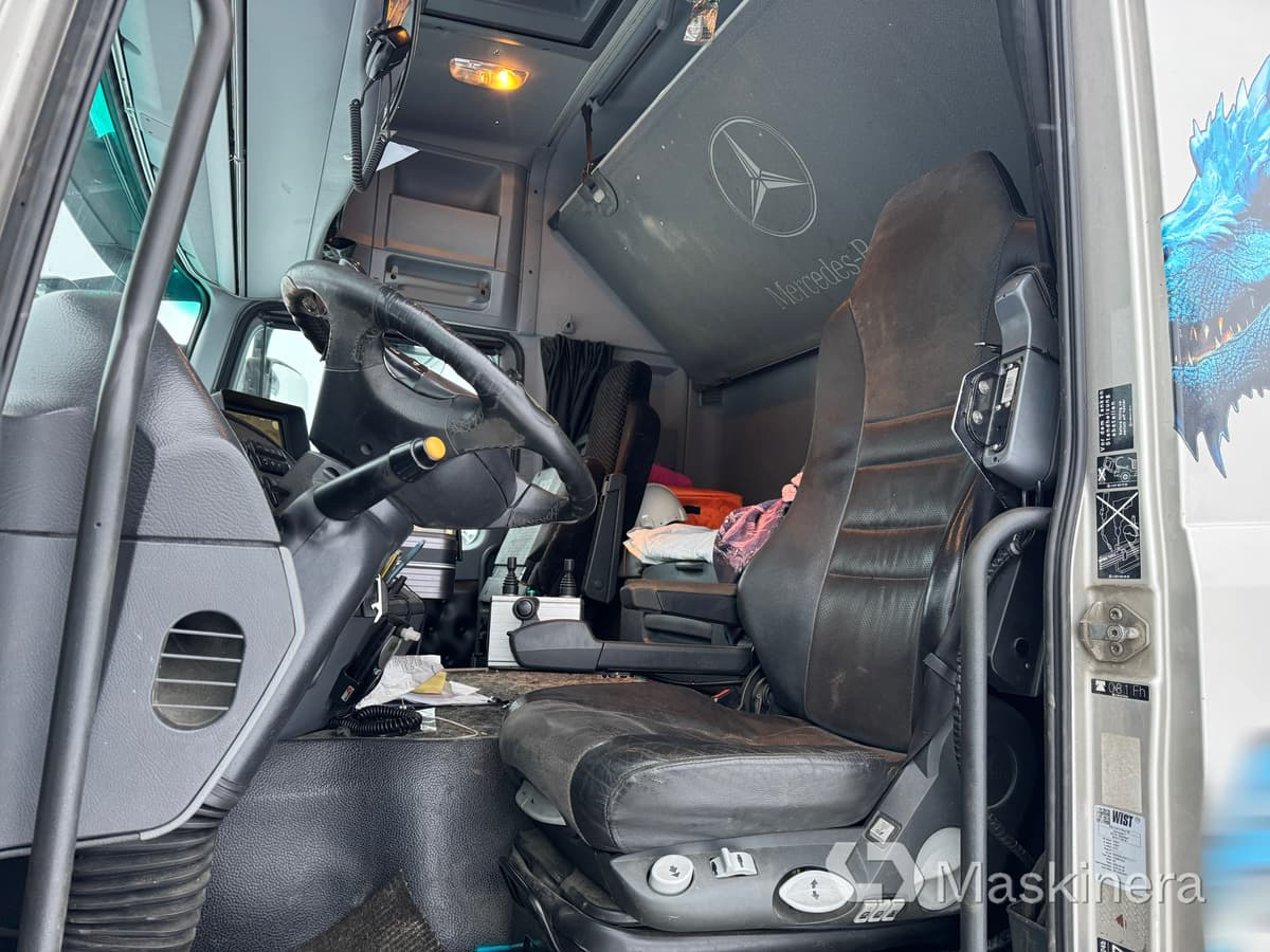 Kancalı yükleyici kamyon Mercedes-Benz Actros 2548 L Lastväxlare Mercedes-Benz 2548 L med flak: fotoğraf 10 Kancalı yükleyici kamyon Mercedes-Benz Actros 2548 L Lastväxlare Mercedes-Benz 2548 L med flak: fotoğraf 10