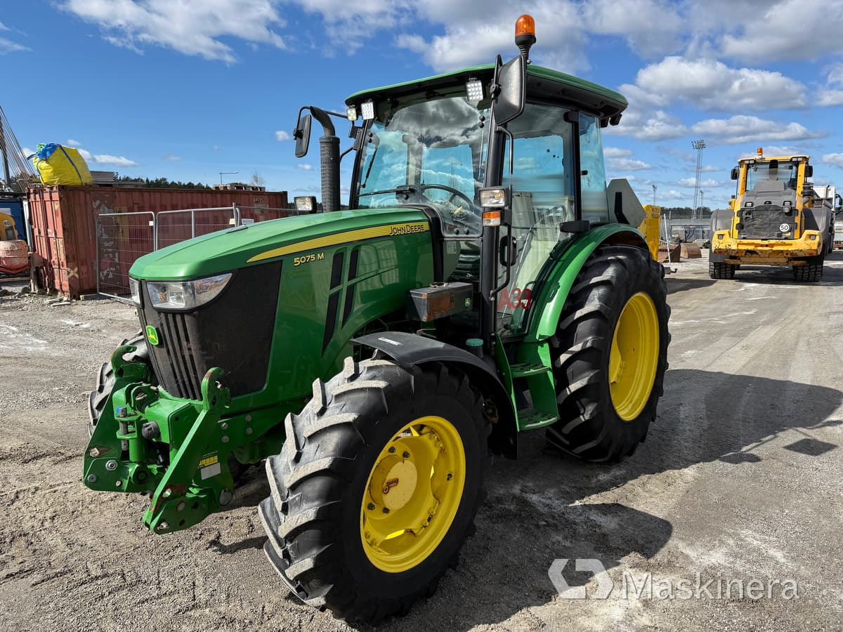 Traktor John Deere 5075M med snöutrustning - Traktör: fotoğraf 1 Traktor John Deere 5075M med snöutrustning - Traktör: fotoğraf 1