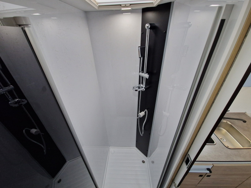 Chausson 640 First Line Ford - Semi entegre karavan: fotoğraf 4 Chausson 640 First Line Ford - Semi entegre karavan: fotoğraf 4