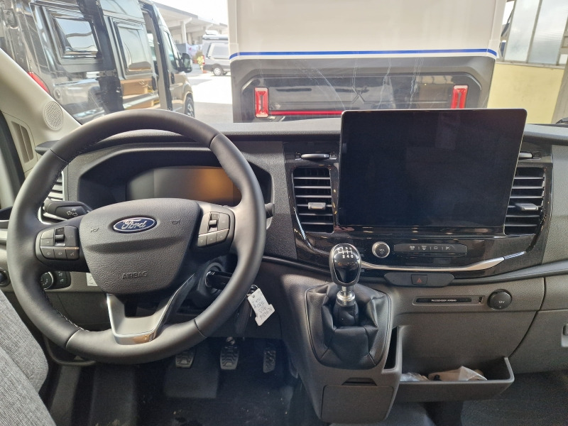 İç mekan fotoğrafi 1: Yeni Semi entegre karavan Chausson 640 First Line Ford
