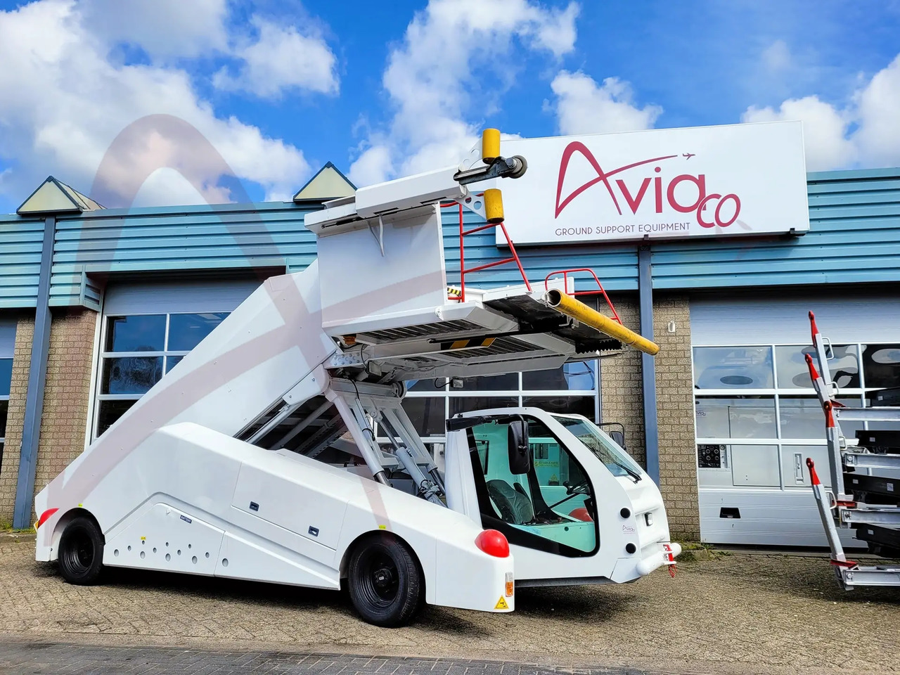 KAHLBACHER JET-STEP 180/420 - Uçak merdiveni: fotoğraf 1 KAHLBACHER JET-STEP 180/420 - Uçak merdiveni: fotoğraf 1