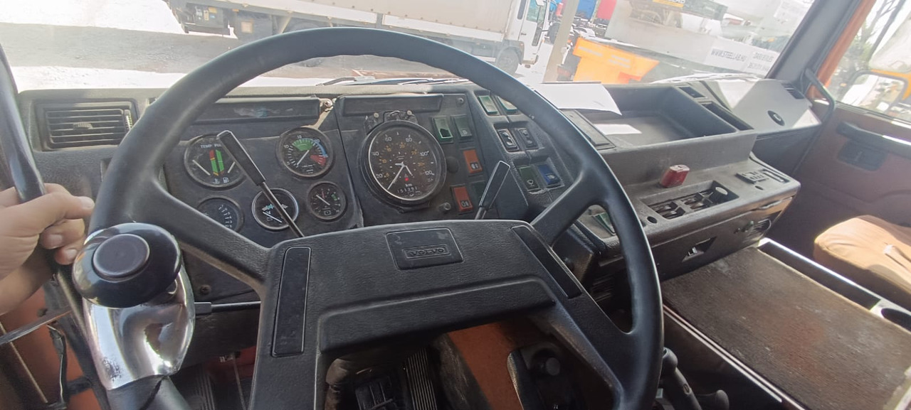 VOLVO F10 - Kamyon: fotoğraf 5 VOLVO F10 - Kamyon: fotoğraf 5