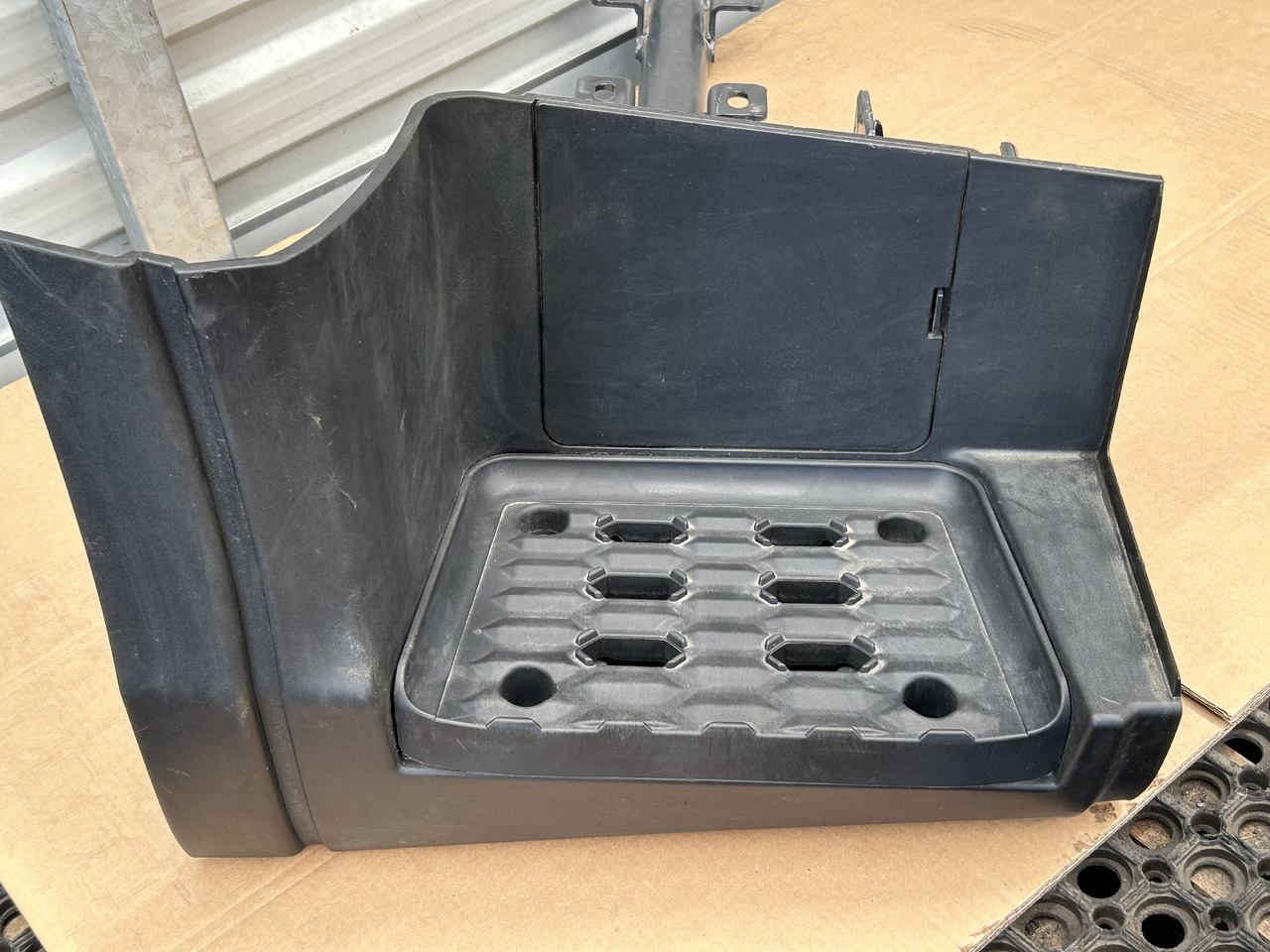 IVECO STOPIEŃ PRAWY STOPNICA + MOCOWANIE S-WAY - Basamak: fotoğraf 5 IVECO STOPIEŃ PRAWY STOPNICA + MOCOWANIE S-WAY - Basamak: fotoğraf 5