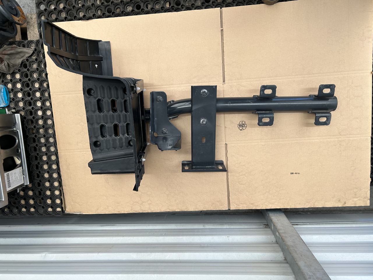 IVECO STOPIEŃ PRAWY STOPNICA + MOCOWANIE S-WAY - Basamak: fotoğraf 2 IVECO STOPIEŃ PRAWY STOPNICA + MOCOWANIE S-WAY - Basamak: fotoğraf 2