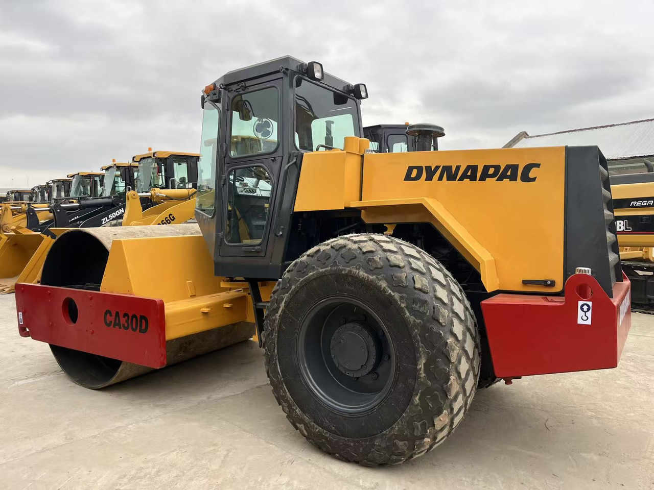 Dynapac Vibratory Road roller CA30D, CA25D Good Price on Sale - Yol silindiri: fotoğraf 1 Dynapac Vibratory Road roller CA30D, CA25D Good Price on Sale - Yol silindiri: fotoğraf 1