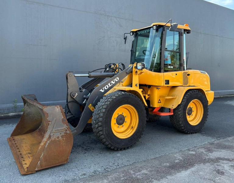 Volvo L 30 GS - Tekerlekli yükleyici: fotoğraf 1 Volvo L 30 GS - Tekerlekli yükleyici: fotoğraf 1